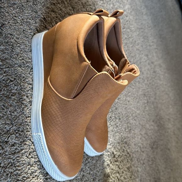 GUC CAMEL PLATFORM SNEAKER/BOOTIES - Picture 4 of 6